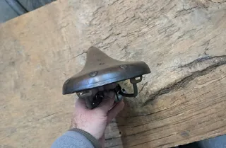 Antiguo sillín de cuero Veleclair