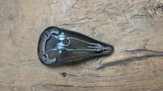 Antiguo sillín de cuero Veleclair