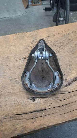 Antiguo sillín de cuero Veleclair