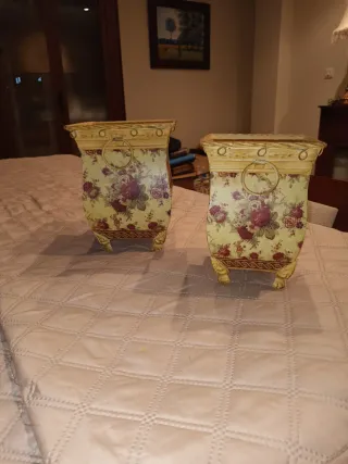 Cubremacetas metálicos dorados florales