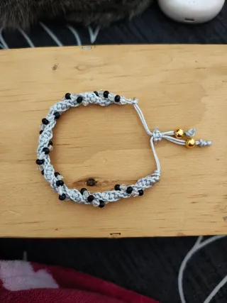 Pulsera artesanal con cuentas negras y doradas