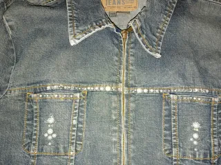 Cazadora vaquera Trafaluc con pedrería