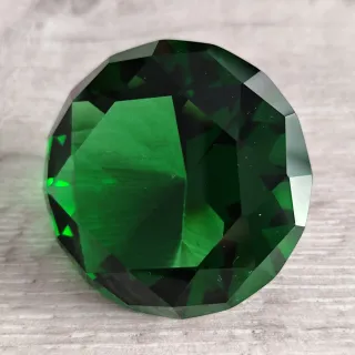 Cristal verde facetado