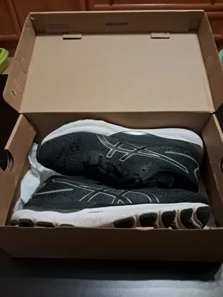 Zapatillas Asics Negras y Blancas