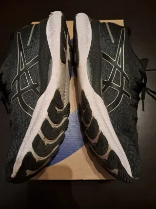 Zapatillas Asics Negras y Blancas