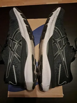 Zapatillas Asics Negras y Blancas