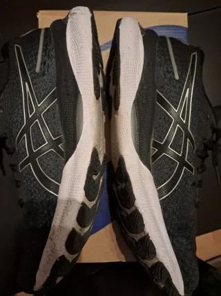 Zapatillas Asics Negras y Blancas