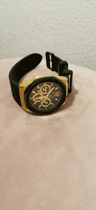 Reloj Guess Negro y Dorado