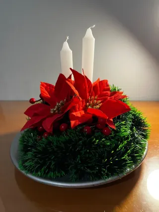 Centro Navideño con Velas y Flores