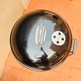 In vendita subito! Barbecue Weber nera con accessori