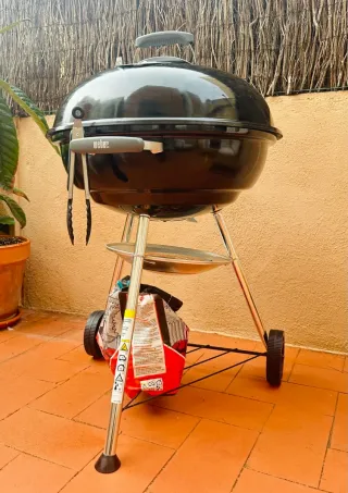 In vendita subito! Barbecue Weber nera con accessori