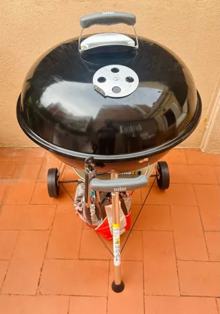 In vendita subito! Barbecue Weber nera con accessori