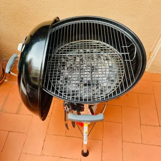 In vendita subito! Barbecue Weber nera con accessori