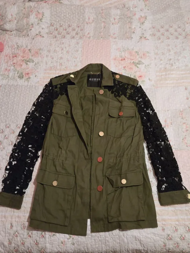 Chaqueta Guess Verde con Mangas de Encaje Negro.