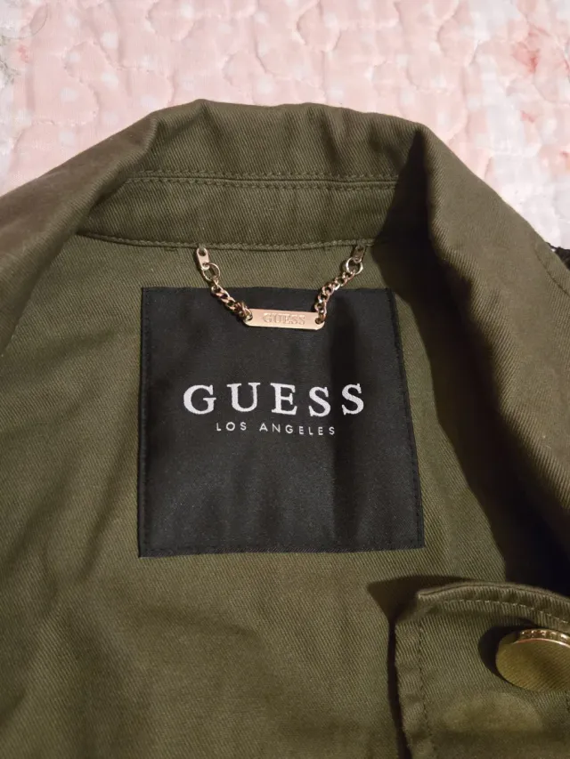 Chaqueta Guess Verde con Mangas de Encaje Negro.