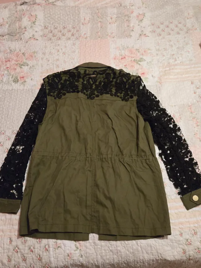 Chaqueta Guess Verde con Mangas de Encaje Negro.