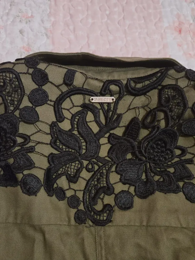 Chaqueta Guess Verde con Mangas de Encaje Negro.