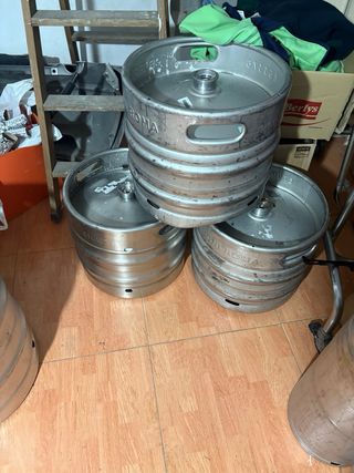 Barriles de cerveza de acero inoxidable.son 3