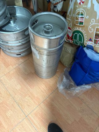 Barriles de cerveza de acero inoxidable.son 3