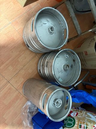 Barriles de cerveza de acero inoxidable.son 3