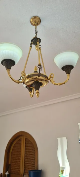 Belli lampadari a tre bracci, 2 unità identiche