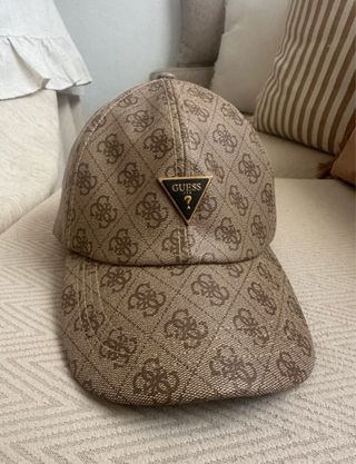 Gorra Guess Monogram Marrón y Beige