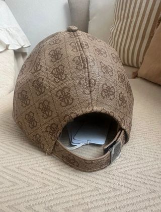 Gorra Guess Monogram Marrón y Beige