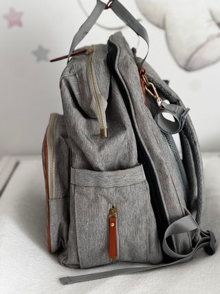 Mochila cambiador gris con detalles marrones