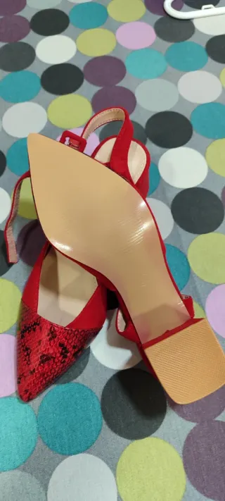 Zapatos rojos con estampado de serpiente