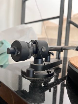 Pro-Ject Debut Carbon + NAD PP2 + Plataformaq