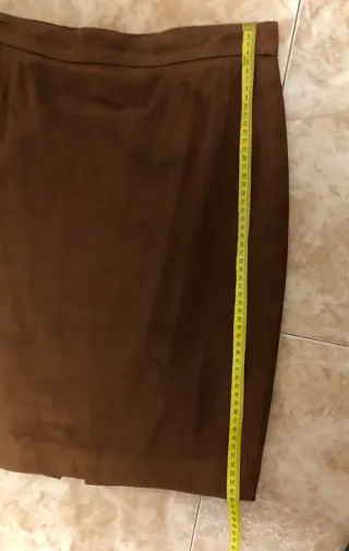 Falda ante mujer marrón