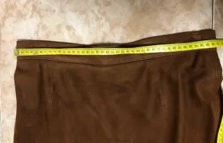 Falda ante mujer marrón