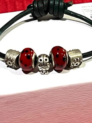 PULSERA DE CUERO CON CHARMS ZAMAK PLATA MARIQUITA