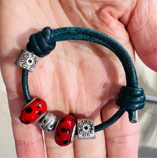 PULSERA DE CUERO CON CHARMS ZAMAK PLATA MARIQUITA