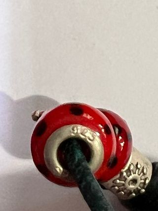 PULSERA DE CUERO CON CHARMS ZAMAK PLATA MARIQUITA