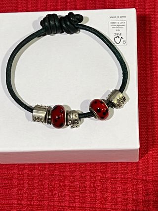 PULSERA DE CUERO CON CHARMS ZAMAK PLATA MARIQUITA