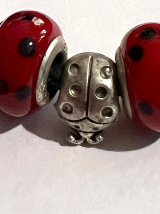 PULSERA DE CUERO CON CHARMS ZAMAK PLATA MARIQUITA