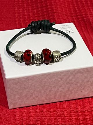 PULSERA DE CUERO CON CHARMS ZAMAK PLATA MARIQUITA