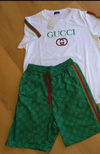 Conjunto Camiseta Dorada y Pantalón Corto Verde