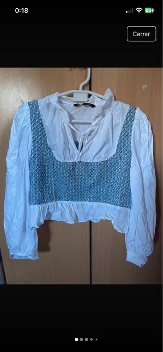 Blusa Zara blanca y azul.