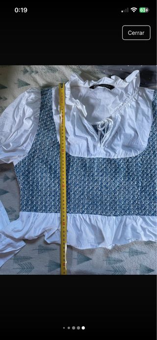 Blusa Zara blanca y azul.