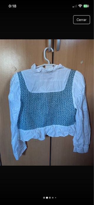 Blusa Zara blanca y azul.