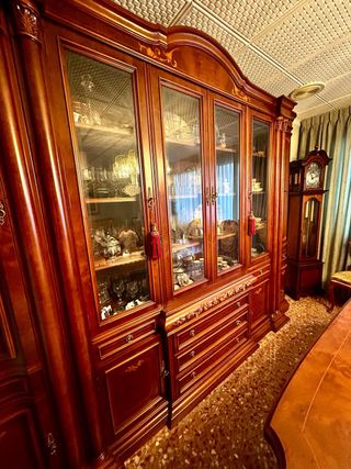 Mueble comedor madera tallada vitrina cajones