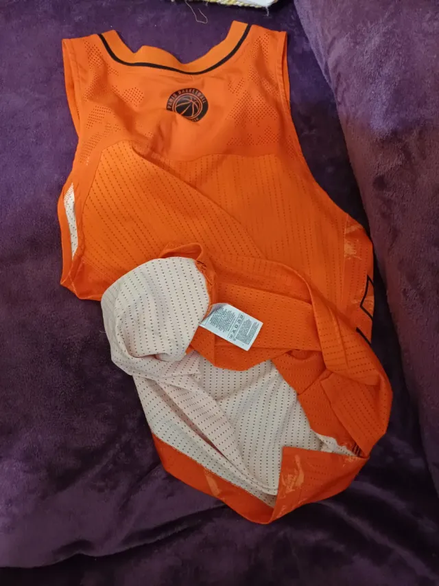 Camiseta Adidas Basketball PARIS Talla M