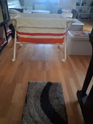 Cuna de bebé con ruedas