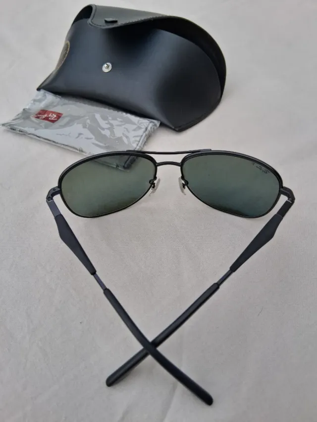 Gafas de sol Ray-Ban negras y verdes