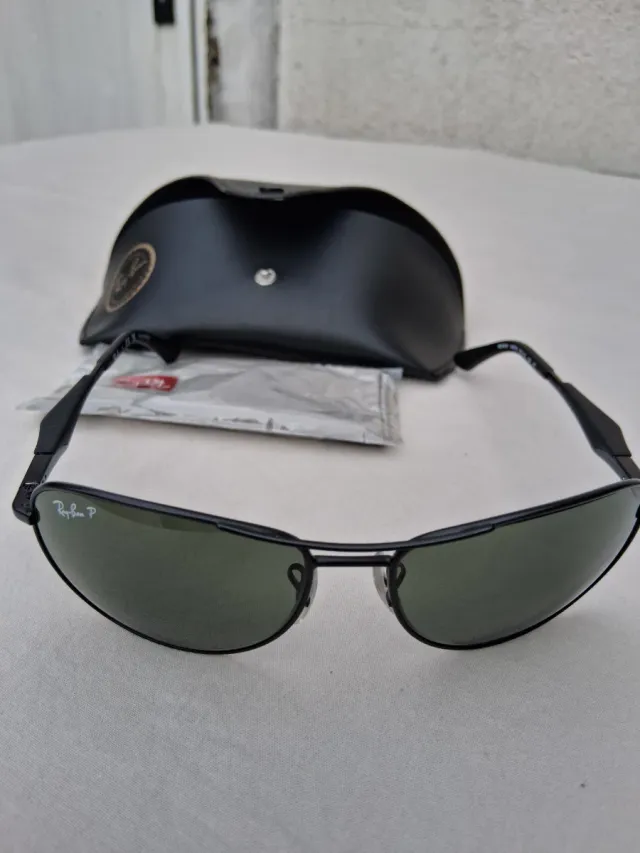 Gafas de sol Ray-Ban negras y verdes