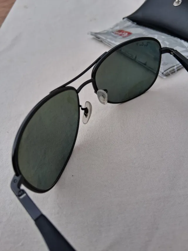 Gafas de sol Ray-Ban negras y verdes