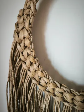 Decoração de parede em verga e juta