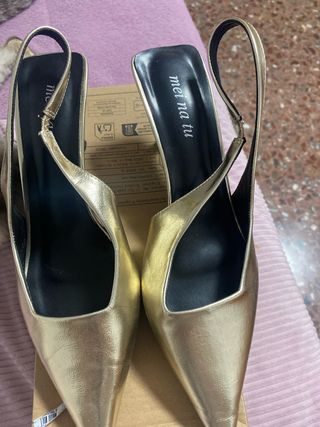 Zapatos dorados de tacón Mei Na Tu